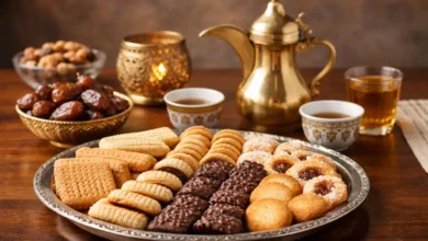 تشكيلة بسكويت ضيافة مقدمة مع القهوة العربية في منزل سعودي