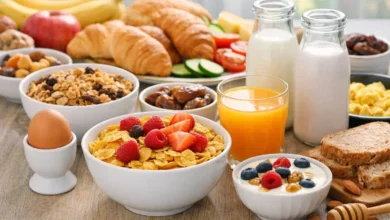 مائدة إفطار عائلية تضم خيارات متنوعة مناسبة للاستخدام اليومي في السعودية
