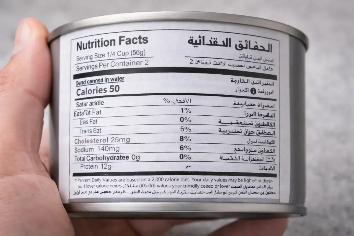 ملصق القيم الغذائية على عبوة تونة معلبة يوضح السعرات والصوديوم والبروتين