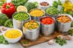 معلبات خضار متنوعة جاهزة للاستخدام في الطبخ السريع داخل المطبخ المنزلي
