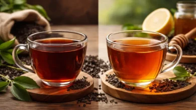 كوبان من الشاي يوضحان الفرق في اللون بين الشاي السيلاني والشاي الكيني