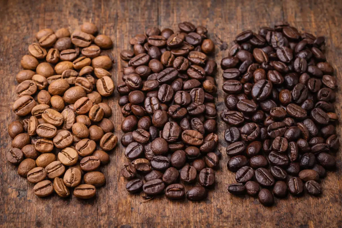 حبوب قهوة بدرجات تحميص مختلفة وتأثيرها على لون الحبوب