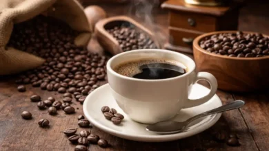 فنجان قهوة سوداء بدون سكر يوضح الطعم الطبيعي للقهوة