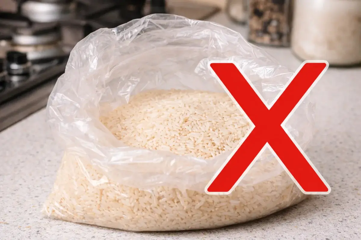 تخزين الأرز في كيس مفتوح داخل المطبخ كخطأ شائع