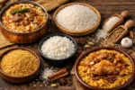 أطباق أرز مطبوخة وأنواع مختلفة من الأرز الجاف موضوعة على سطح خشبي