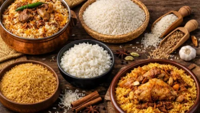 أطباق أرز مطبوخة وأنواع مختلفة من الأرز الجاف موضوعة على سطح خشبي