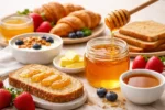 عسل طبيعي على مائدة إفطار يومي مع خبز ومشروبات صباحية
