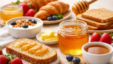 عسل طبيعي على مائدة إفطار يومي مع خبز ومشروبات صباحية