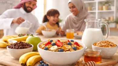 حبوب إفطار مع فواكه طازجة على مائدة إفطار عائلية في المنزل