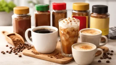 مشروبات قهوة جاهزة بأشكال مختلفة مع عبوات قهوة فورية على طاولة مطبخ