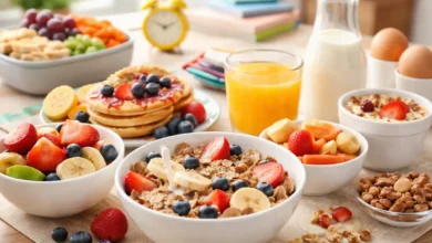 إفطار صباحي متنوع مناسب للأطفال يشمل أطعمة خفيفة على طاولة منزلية