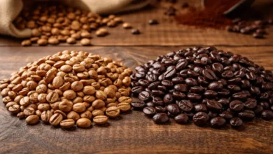 حبوب قهوة فاتحة وغامقة توضح الفرق في درجة التحميص