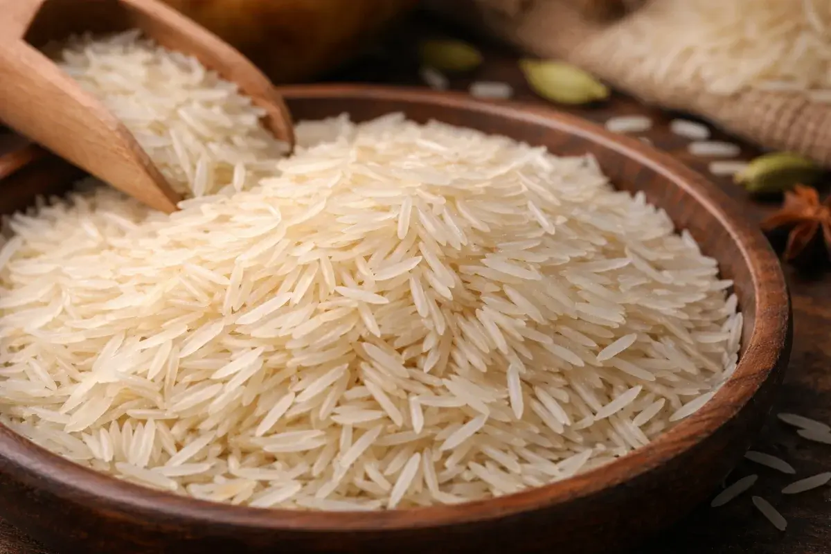 أرز طويل الحبة غير مطبوخ يوضح شكل الحبة وقوامها