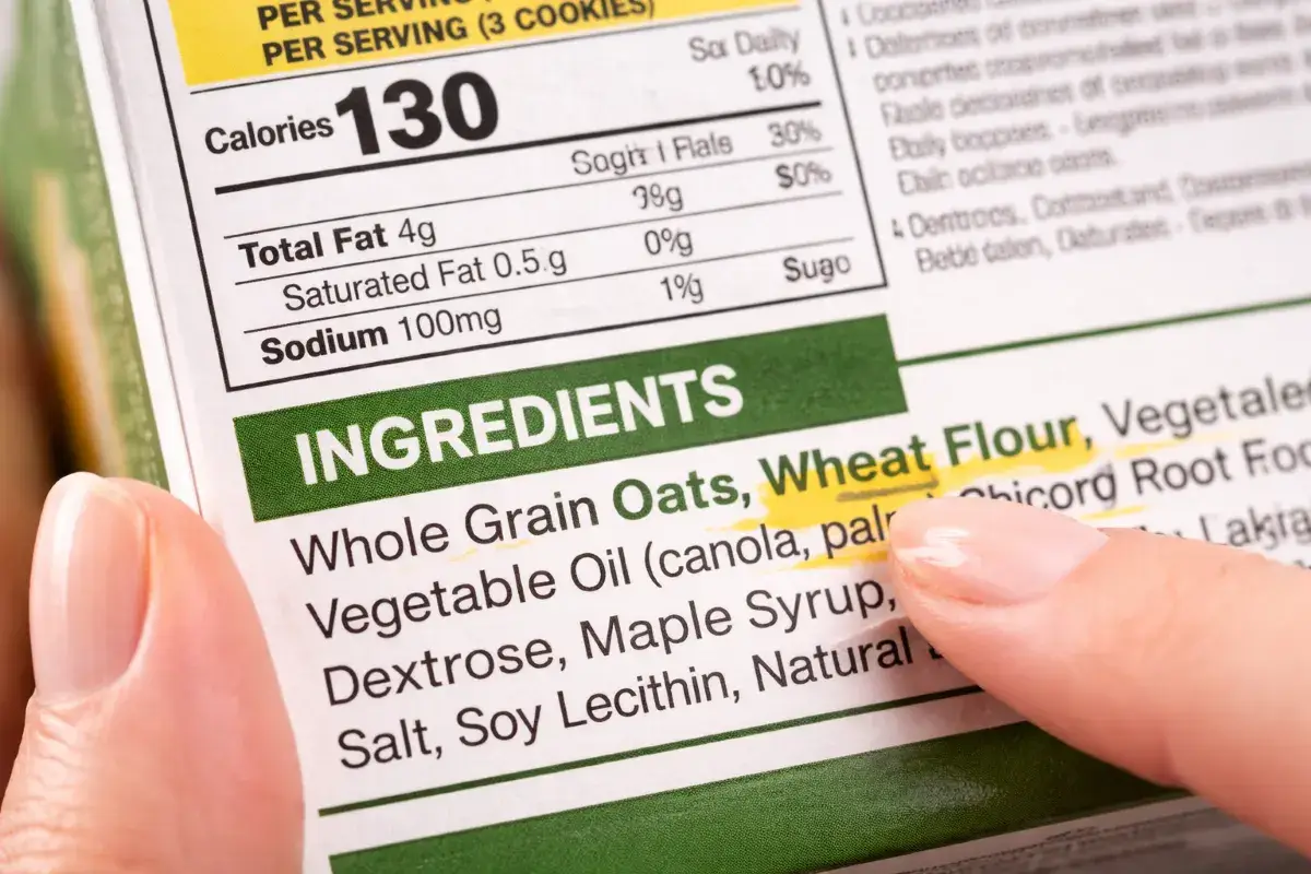 ملصق مكونات غذائية يوضح السكر ضمن قائمة المكونات