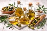 أنواع مختلفة من زيت الزيتون مع زيتون طبيعي على سطح خشبي