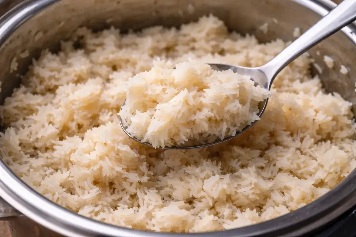 أرز مطبوخ بقوام متكتل نتيجة اختيار غير مناسب أو طهي زائد