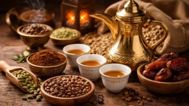 قهوة عربية جاهزة مقدمة في دلة مع فناجين على طاولة تقليدية